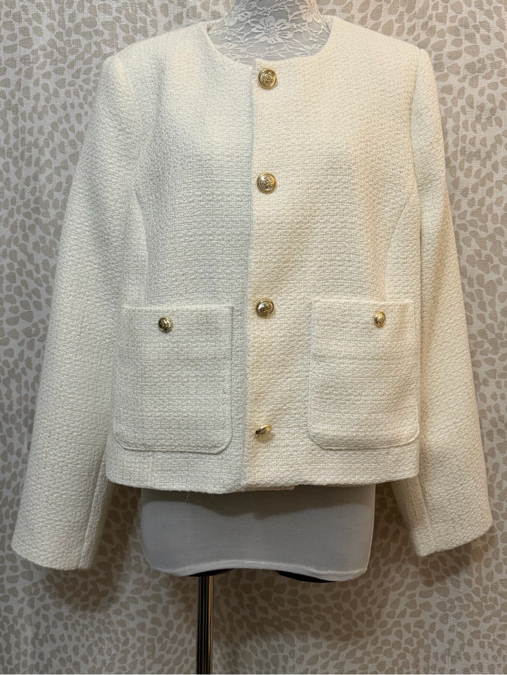 Elegant Cream Bouclé Pocket Jacket with Gold Buttons